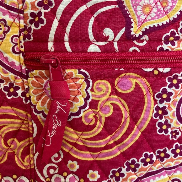 Vera Bradley Medium Handbag. Raspberry Fizz Paisley Print with Snap Closure - Picture 5 of 5